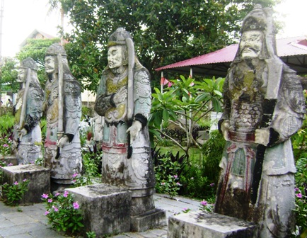 Khu lăng mộ có nhiều kiến trúc độc đáo bằng đá hơn 200 năm tại phường An Hoạch, thành phố Thanh Hóa.